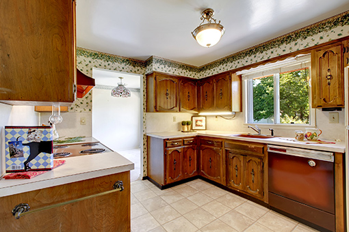 Old-looking Kitchen in Dover FL In Need of Professional House Painters' Services